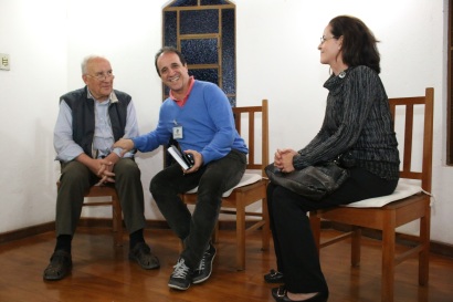 Pe. Chico no dia da entrevista com Tânia e Edward, membros da equipe executiva do Observatório da Evangelização